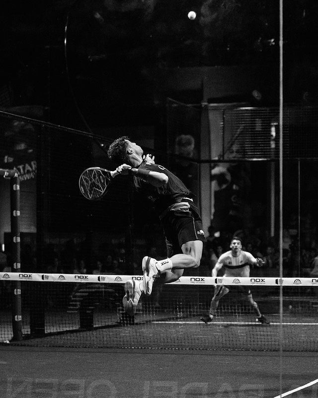 Jucător de padel în acțiune — smash spectaculos